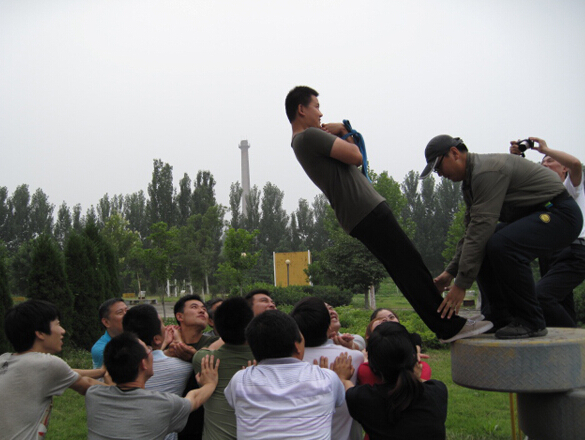 泰山校區(qū)組織學(xué)管干部、班主任進(jìn)行拓展訓(xùn)練 熔煉優(yōu)秀團(tuán)隊(duì)