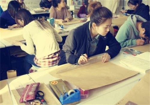 秦皇島東方服裝學(xué)校正規(guī)嗎？有什么教學(xué)方式？
