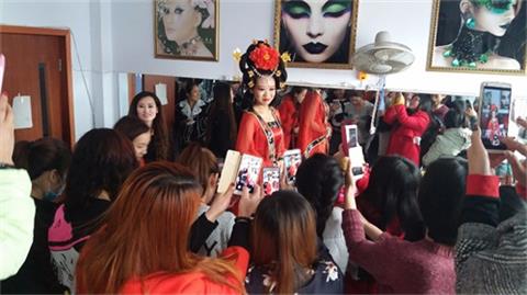 衡水亮點(diǎn)化妝攝影學(xué)?？诒脝幔? /><br />
</span> 
</p>
<p style=