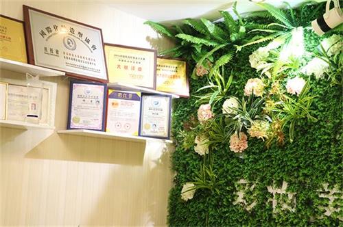 貴陽靜莎彩妝美容美發(fā)紋繡美甲培訓(xùn)學(xué)校有業(yè)余班嗎？