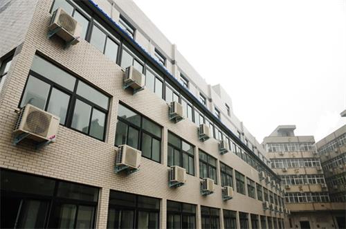 鄭州有學(xué)服裝設(shè)計的學(xué)校嗎？是校企合作專業(yè)嗎？