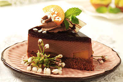 想學(xué)蛋糕制作嗎？煙臺(tái)糕點(diǎn)培訓(xùn)學(xué)校滿足你！