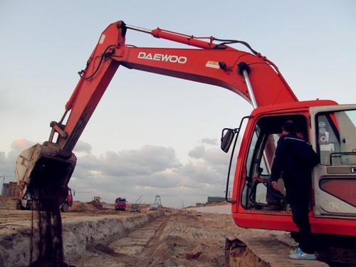 想學最好的挖掘機技術，就到濟南駿大挖掘機培訓學校