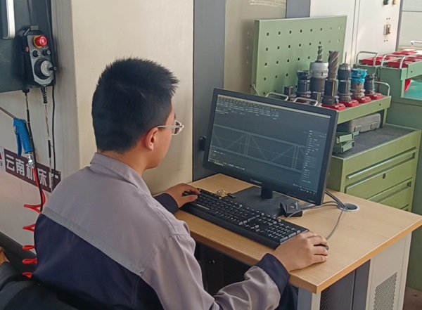 學生使用智能加工