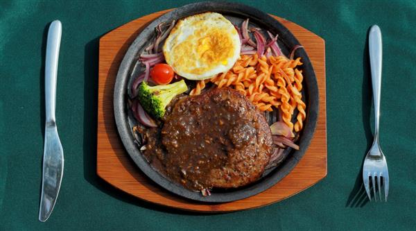 如何做出可媲美五星酒店餐廳出品的牛排？青島滿天星來教你！