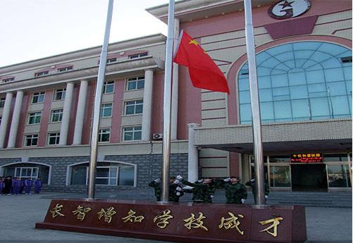 保定新興工業(yè)技工學(xué)校是全日制學(xué)校嗎？學(xué)校提供住宿嗎？