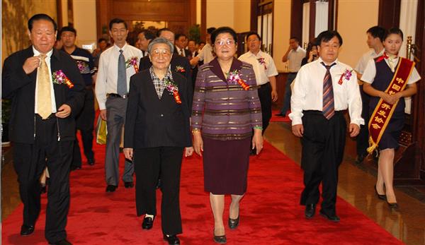 全國(guó)政協(xié)副主席錢正英（左一）、十五屆中央委員顧秀蓮（左三）、國(guó)務(wù)院扶貧主任，政協(xié)常委胡富國(guó)（左一）、北方汽車專修學(xué)校曹振峰董事長(zhǎng)（右一）在人民大會(huì)堂共同出席北方學(xué)校七千萬(wàn)扶貧工程